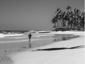 PESCADOR NA PRAIA EM PRETO E BRANCO
