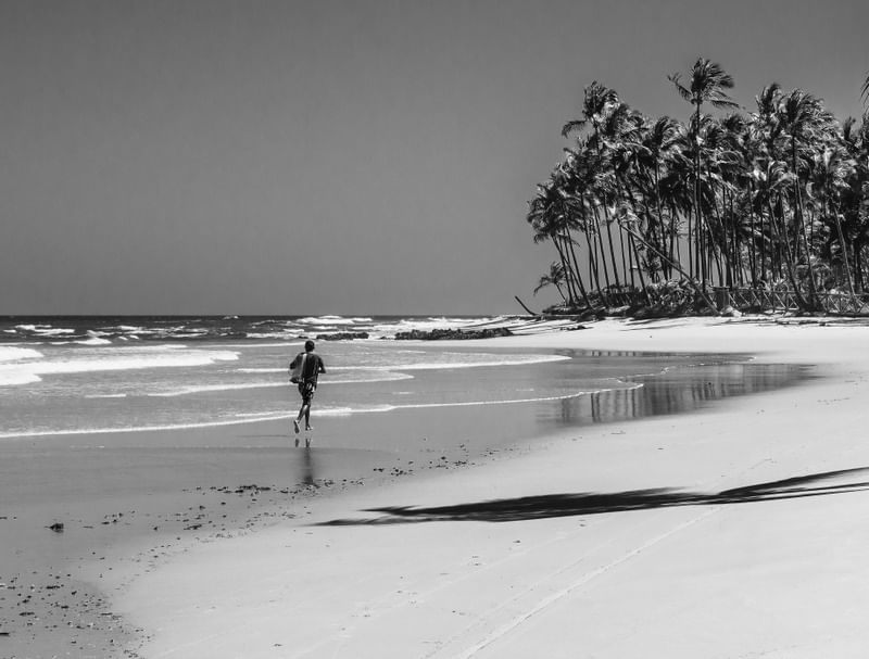 PESCADOR NA PRAIA EM PRETO E BRANCO