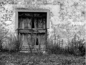 PEQUENA PORTA E PAREDE DE CASA ANTIGA