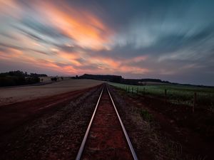 LUZ DO AMANHECER NA FERROVIA