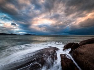 CORES DE UM AMANHECER NO MAR