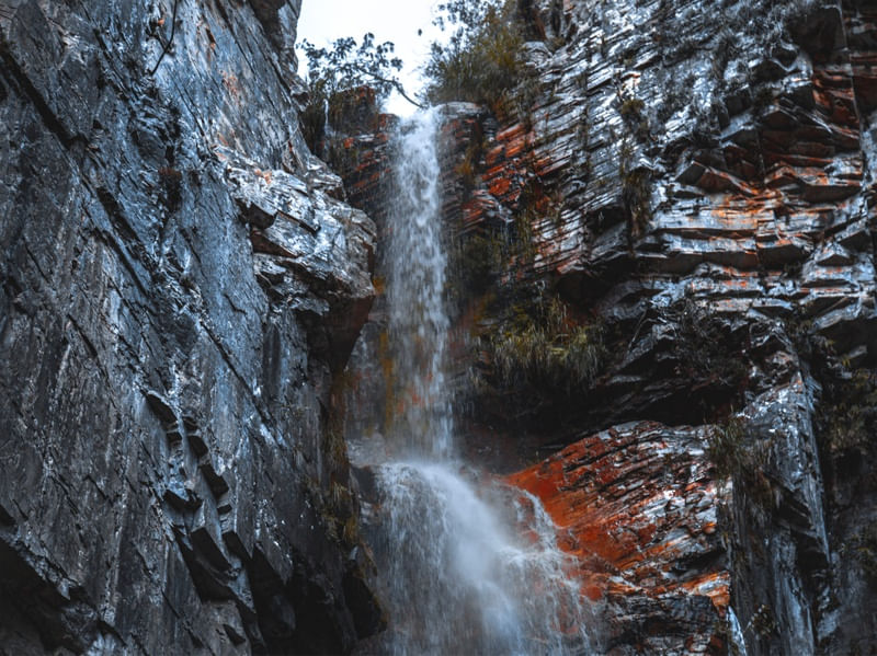 CACHOEIRA SOBRE ROCHAS