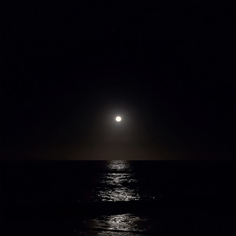 A LUA CHEIA NO MAR