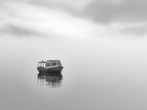 EMBARCAÇÃO SOLITARIA