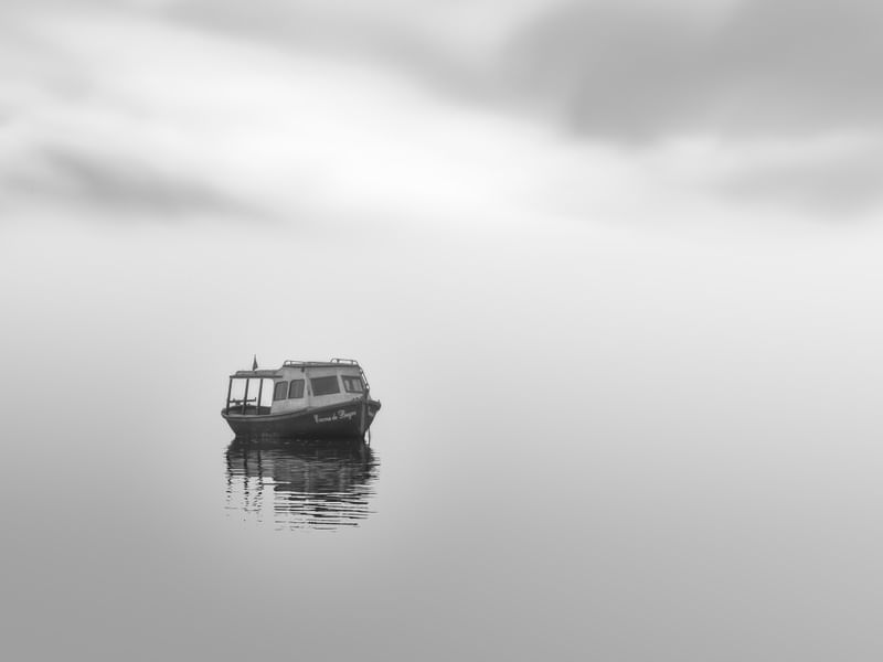 EMBARCAÇÃO SOLITARIA