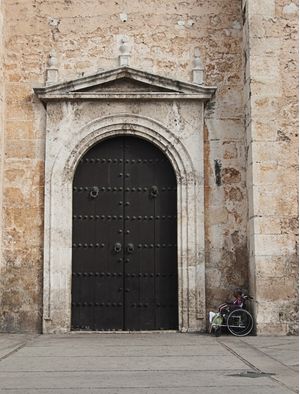 SENHORA À PORTA DA IGREJA