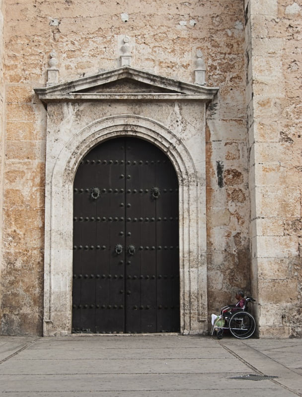 SENHORA À PORTA DA IGREJA