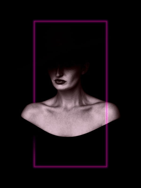 DARK WOMAN (R)