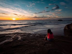 MULHER OBSERVANDO O NASCER DO SOL