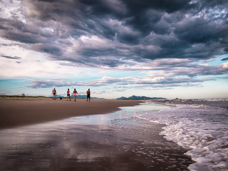 CAMINHADA SOB NUVENS NA PRAIA