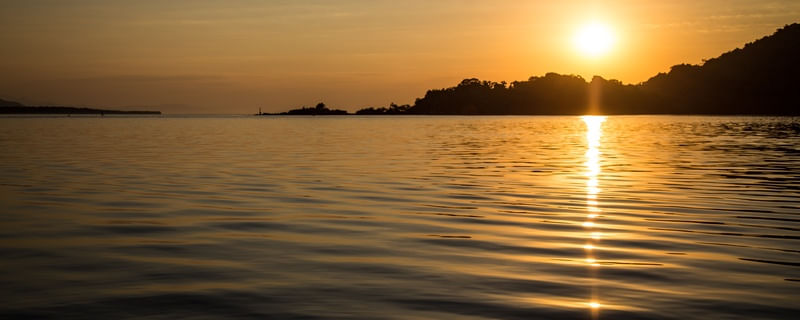 REFLEXO SOBRE O MAR