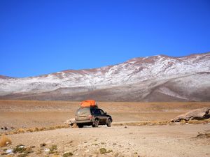 CARRO 4X4 NA PAISAGEM COM CÉU AZUL