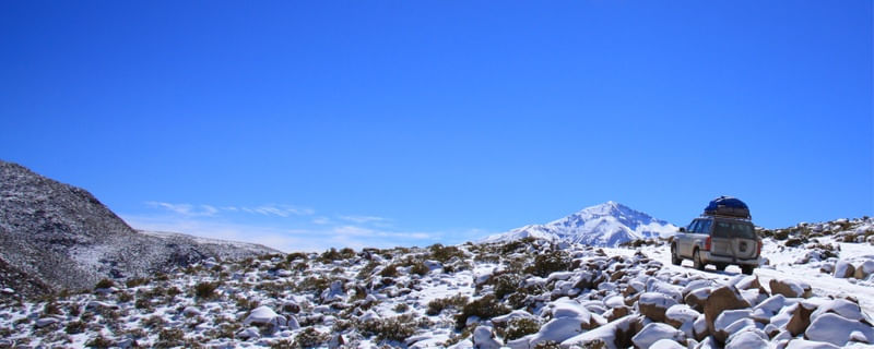 VEÍCULO 4X4 NUMA ESTRADA COM NEVE