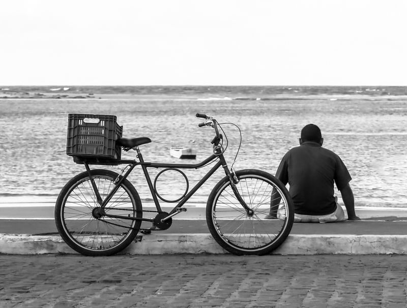 BICICLETA E TRABALHADOR