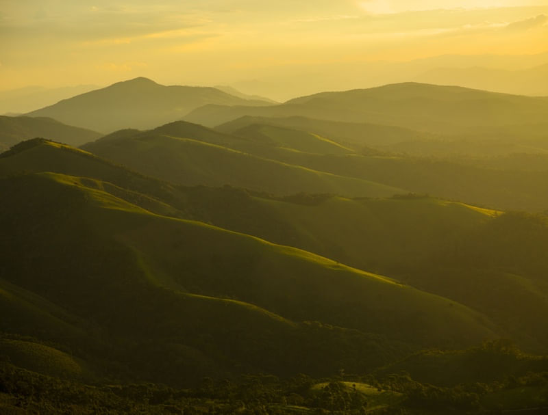POR DO SOL AMARELO NA MONTANHA
