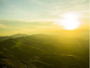 POR DO SOL EM MONTANHAS VALE DO PARAIBA