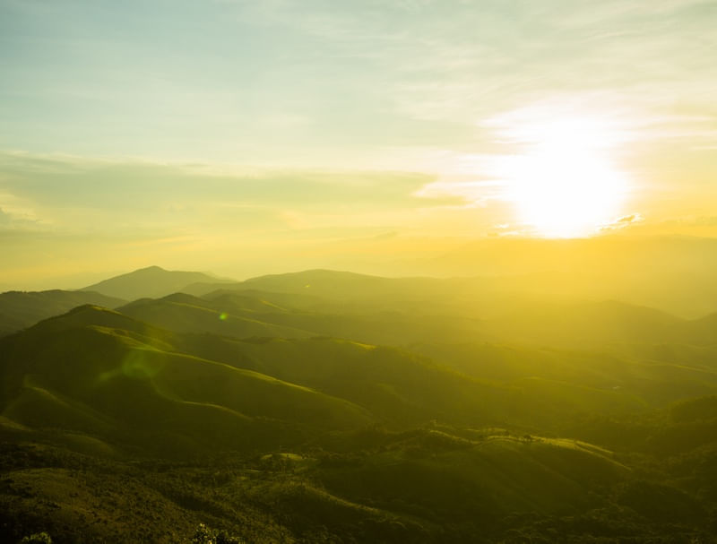 POR DO SOL EM MONTANHAS VALE DO PARAIBA