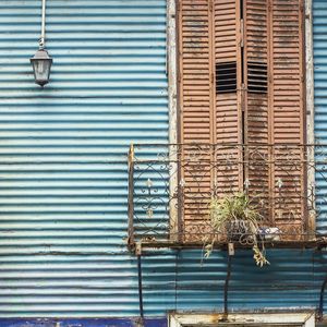 PAREDE AZUL COM JANELA
