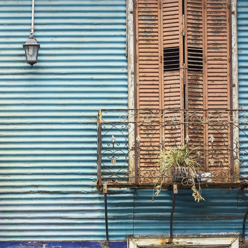 PAREDE AZUL COM JANELA