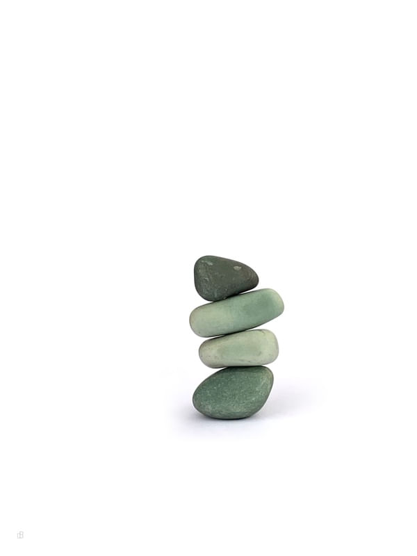 EQUILÍBRIO PRECÁRIO - TOTEM VERDE COM QUATRO PEDRAS