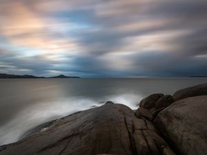 NUVENS EM MOVIMENTO NO MAR