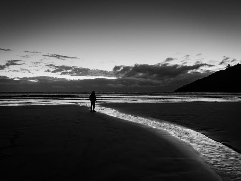 CONTEMPLANDO O AMANHECER NO MAR