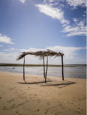 BANGALO EM PRAIA DESERTA