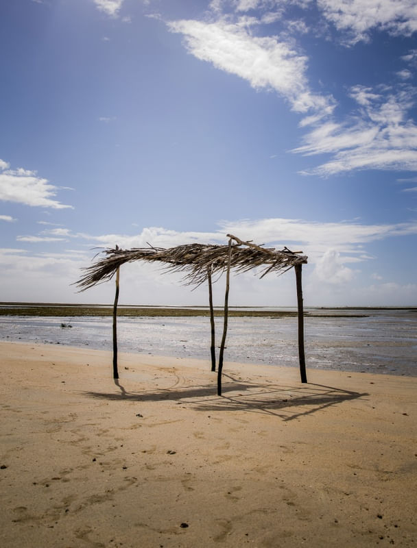 BANGALO EM PRAIA DESERTA