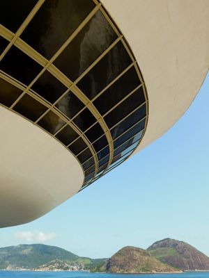MUSEU, MONTANHAS E MAR