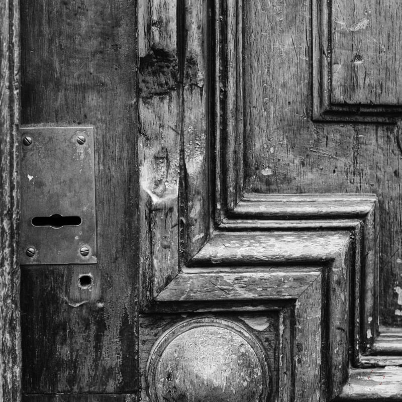 PORTA PESADA EM PRETO E BRANCO