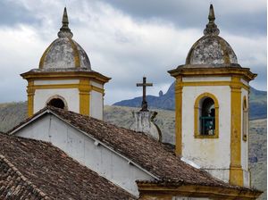 IGREJA EM FRENTE DA SERRA