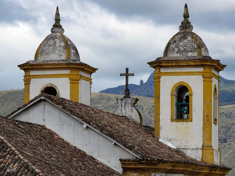 IGREJA EM FRENTE DA SERRA