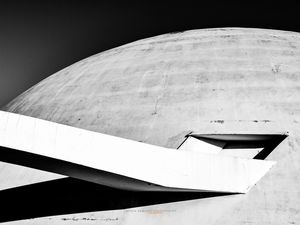 SATURNO MONOCROMÁTICO