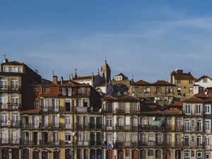 APARTAMENTOS COLORIDOS TÍPICOS DE PORTUGAL NO PORTO