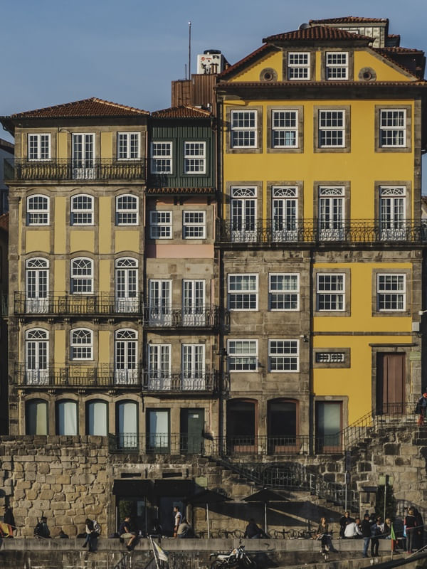 PRÉDIO ICÔNICO DA CIDADE DO PORTO EM PORTUGAL