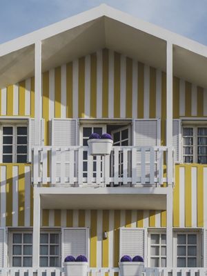 CASA LISTRADA DE MADEIRA AMARELA E BRANCA EM COSTA NOVA. AVEIRO, PORTUGAL