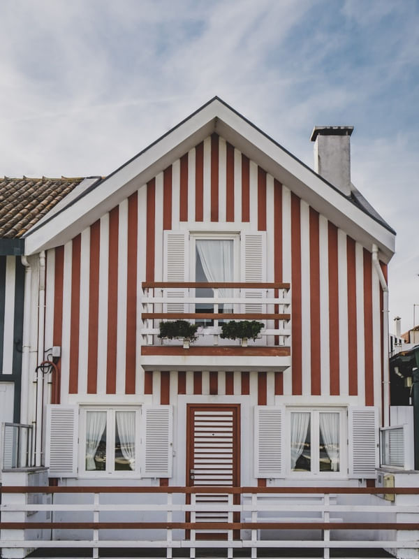 CASA LISTRADA DE MADEIRA VERMELHA E BRANCAS EM COSTA NOVA. AVEIRO, PORTUGAL