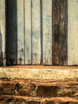 PORTA E ESCADA DE PEDRA