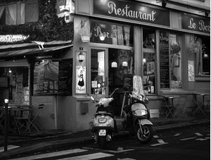 UM RESTAURANTE FRANCÊS - PRETO E BRANCO