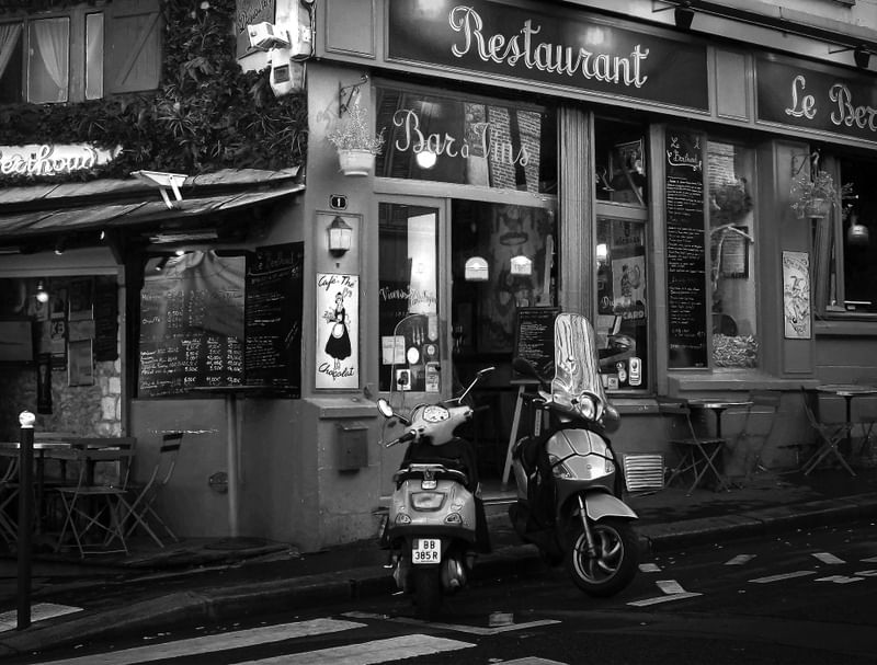 UM RESTAURANTE FRANCÊS - PRETO E BRANCO