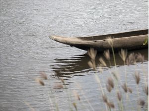 CANOA DE MADEIRA NO RIO