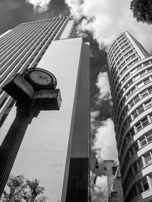 PRÉDIOS E RELÓGIO