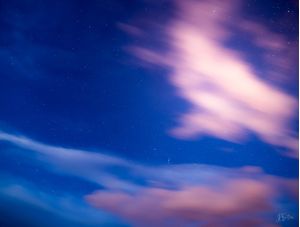 CEU ESTRELADO COM NUVENS EM MOVIMENTO