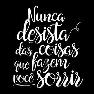 NUNCA DESISTA DAS COISAS QUE FAZEM VOCÊ SORRIR FUNDO PRETO QUADRADO