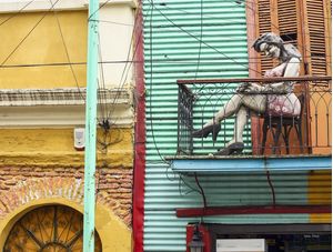 VARANDA COM ESTÁTUA NO CAMINITO