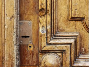 PORTA DE MADEIRA EM CLOSE UP