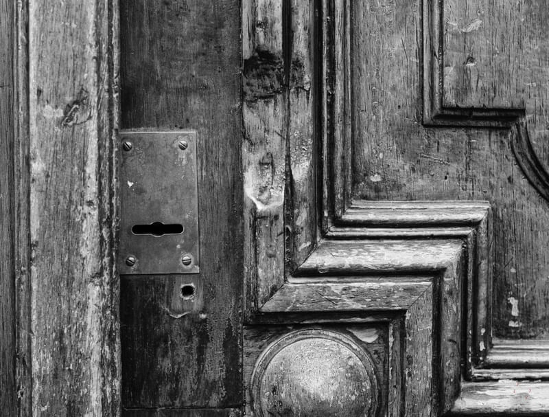 DETALHE DE PORTA DE MADEIRA EM PRETO E BRANCO