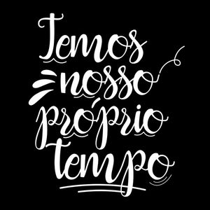 TEMOS NOSSO PRÓPRIO TEMPO FUNDO ESCURO QUADRADO