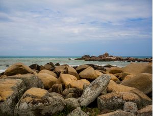 PRAIA COM PEDRAS