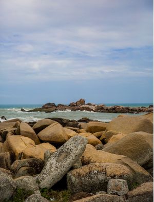 PRAIA COM PEDRAS II